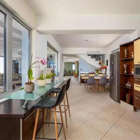 Vila Zafira - Seaview Manor With Heated Pool *