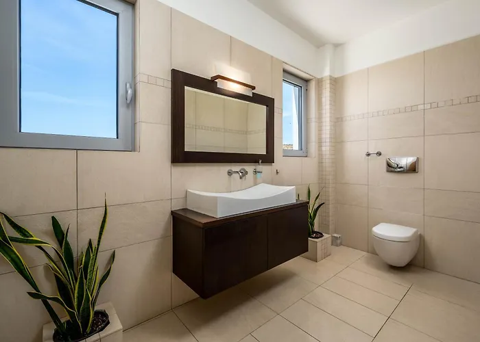 Villa Zafira - Seaview Manor With Heated Pool