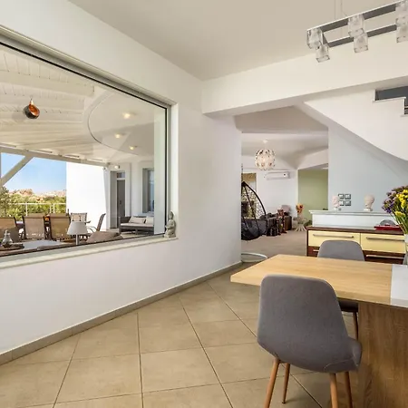 Zafira - Seaview Manor With Heated Pool *