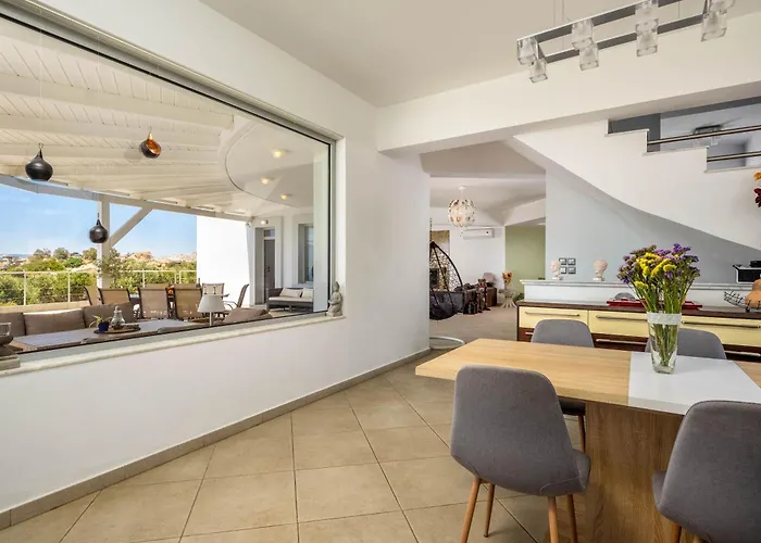 Zafira - Seaview Manor With Heated Pool *