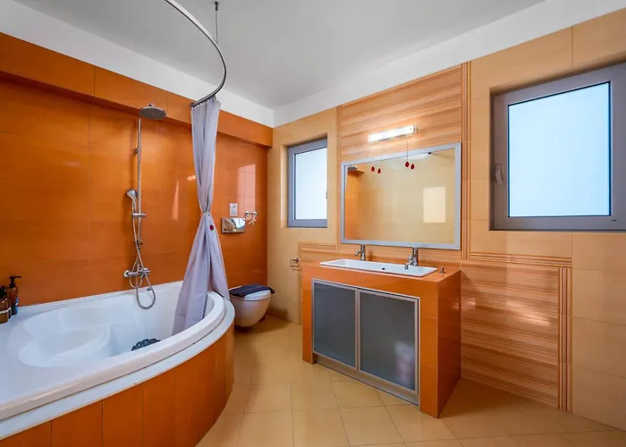 Zafira - Seaview Manor With Heated Pool